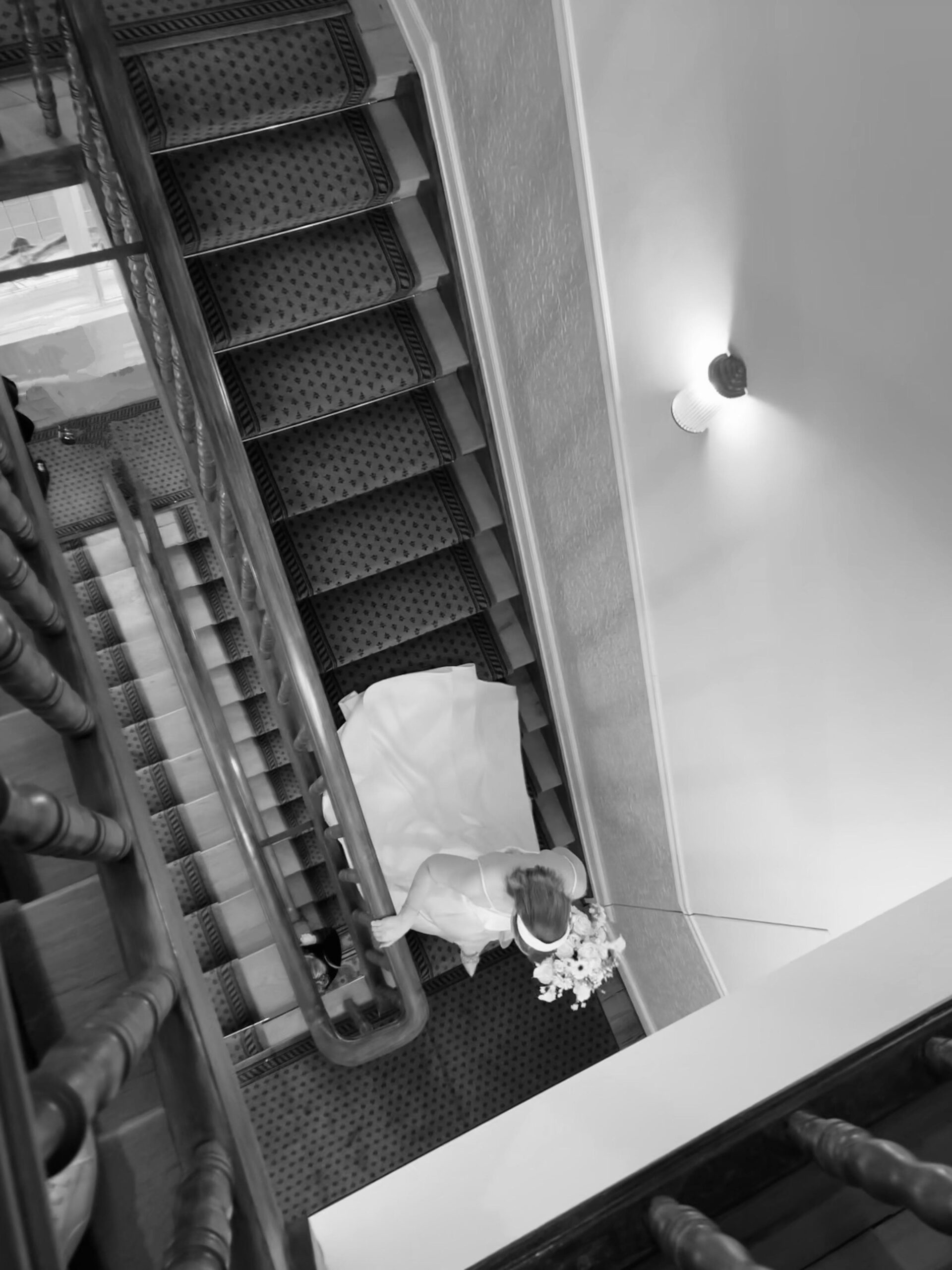 Treppenhaus Villa Raab Alsfeld, Braut läuft die Treppe herunter zum First Look mit ihrem Ehemann, Brautkleid, Brautstrauß, Hochzeit in der Villa Raab